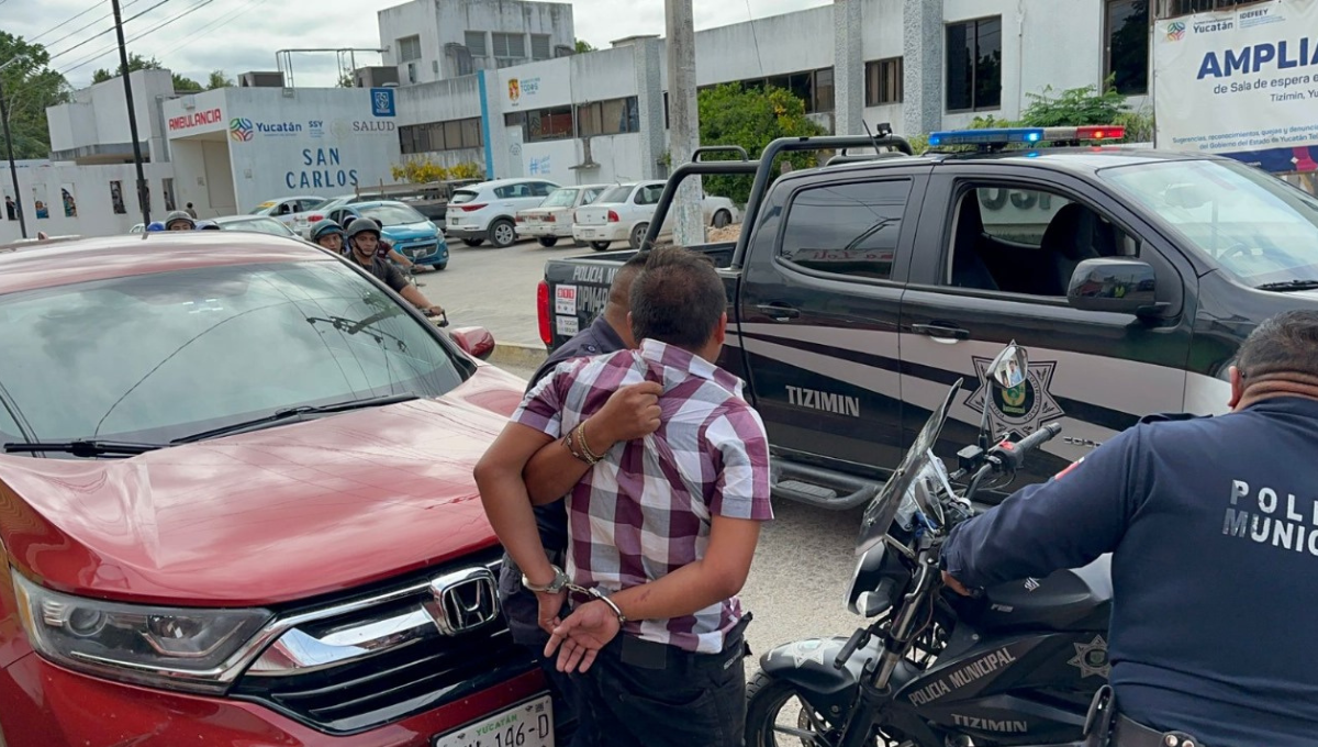 Hombre ataca a cinturonazos a personas frente al hospital San Carlos en Tizimín
