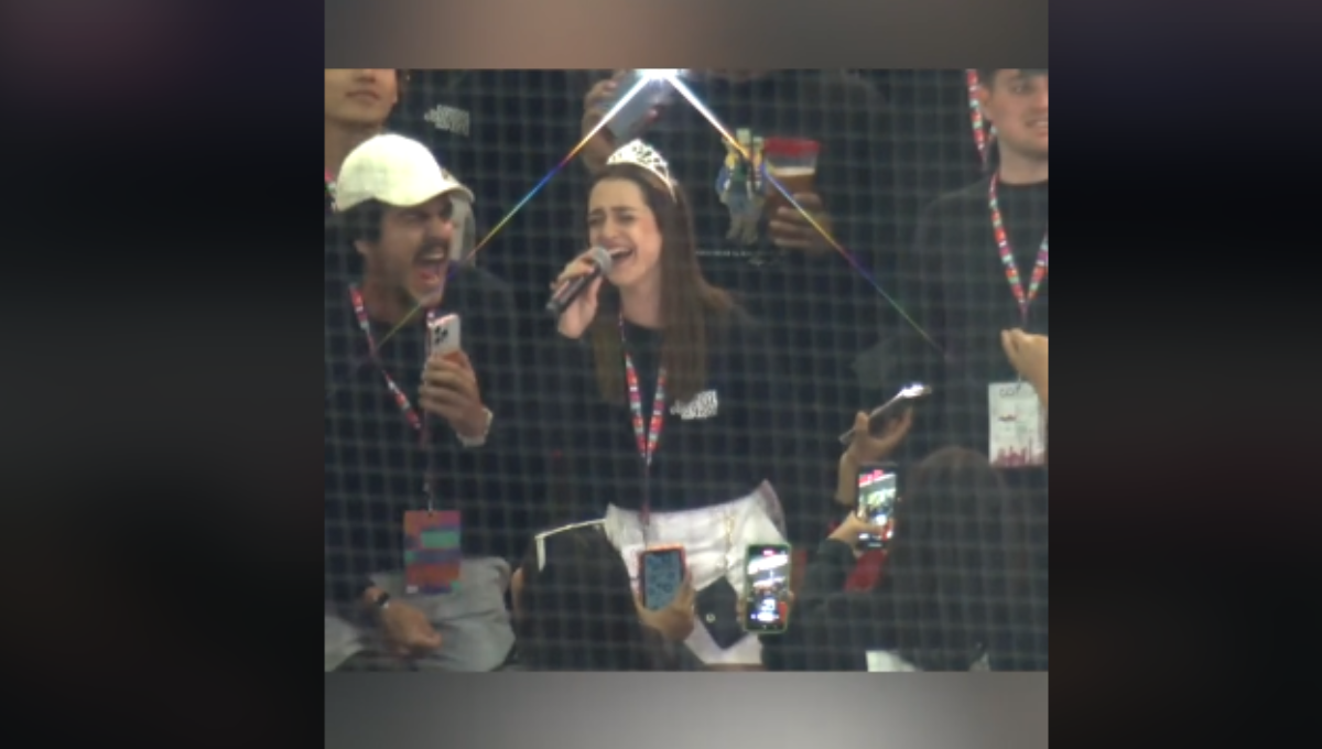 ¡Tiembla Mon Laferte! Joven se luce cantando "Tu falta de querer" en un juego de beisbol: VIDEO