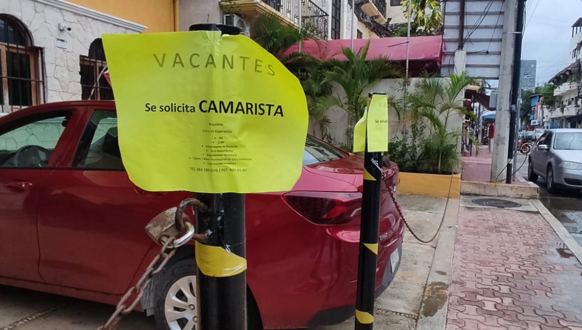 Comercios en la Quinta Avenida de Playa de Carmen, sin personal para operar