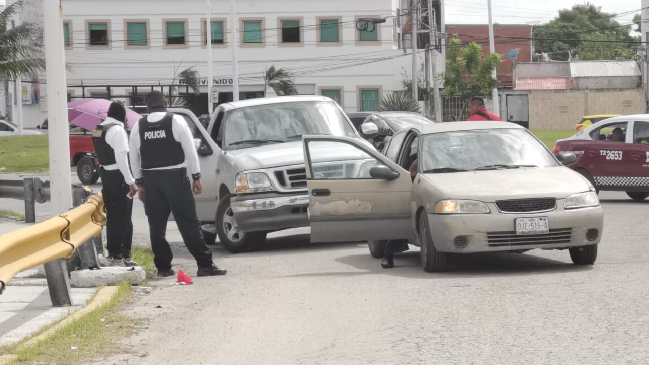 Conductor choca contra un auto en la glorieta del Chechén de Ciudad del Carmen