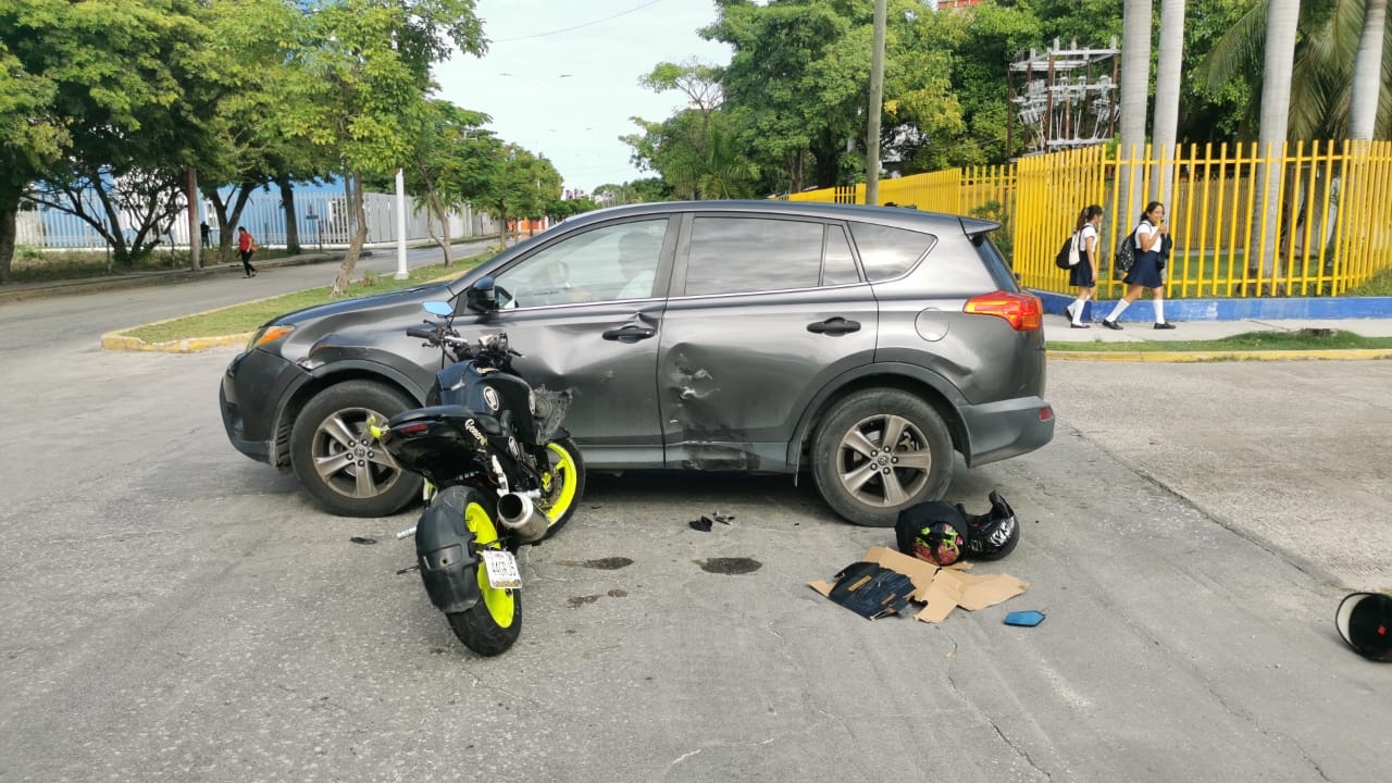 Motociclistas se estrellan contra la puerta de un auto en Ciudad del Carmen