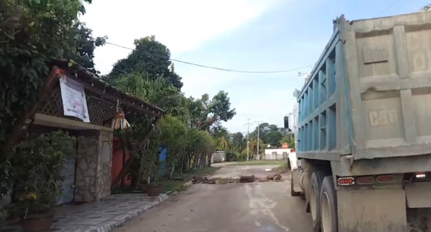 Vecinos de Bacalar bloquean paso de camiones del Tren Maya