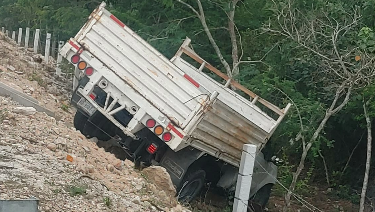 Camioneta termina en una hondonada de tres metros en la vía Mérida-Cancún