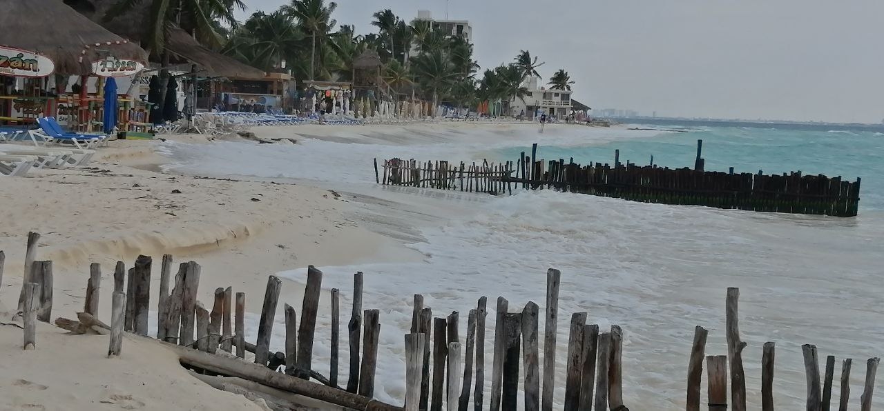Frente Frío provoca erosión del 15% en Playa Norte de Isla Mujeres