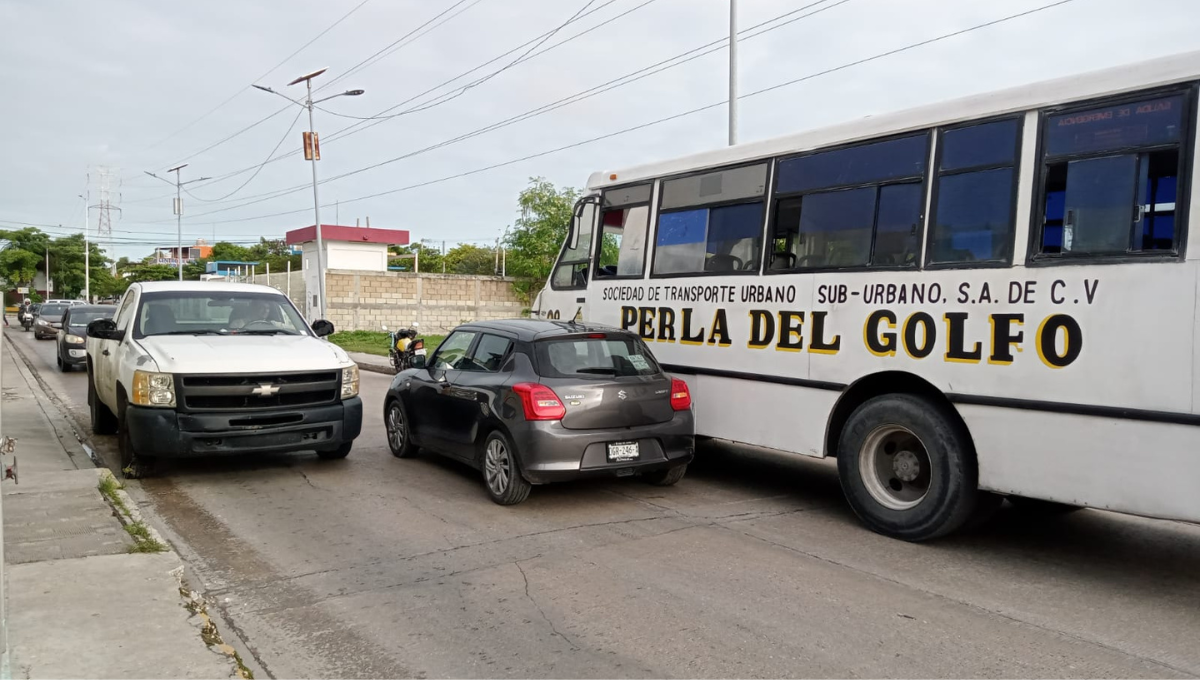 Por ganarle el paso, auto choca contra un camión en Ciudad del Carmen