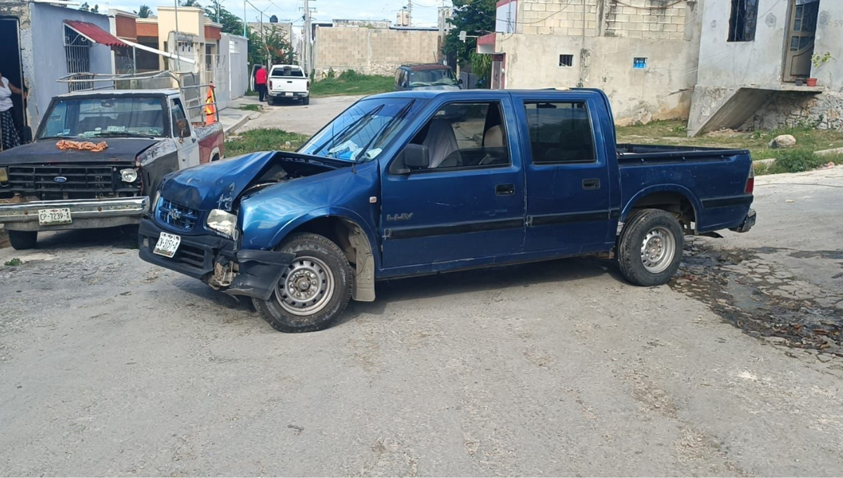 Hombre huye luego de chocar su camioneta contra un poste en Campeche