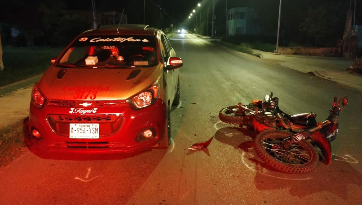 Choque entre motocicleta y taxi en Valladolid, Yucatán, deja a un lesionado