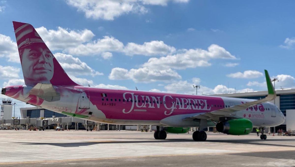 Avión de Juan Gabriel de VivaAerobus llega al aeropuerto de Mérida