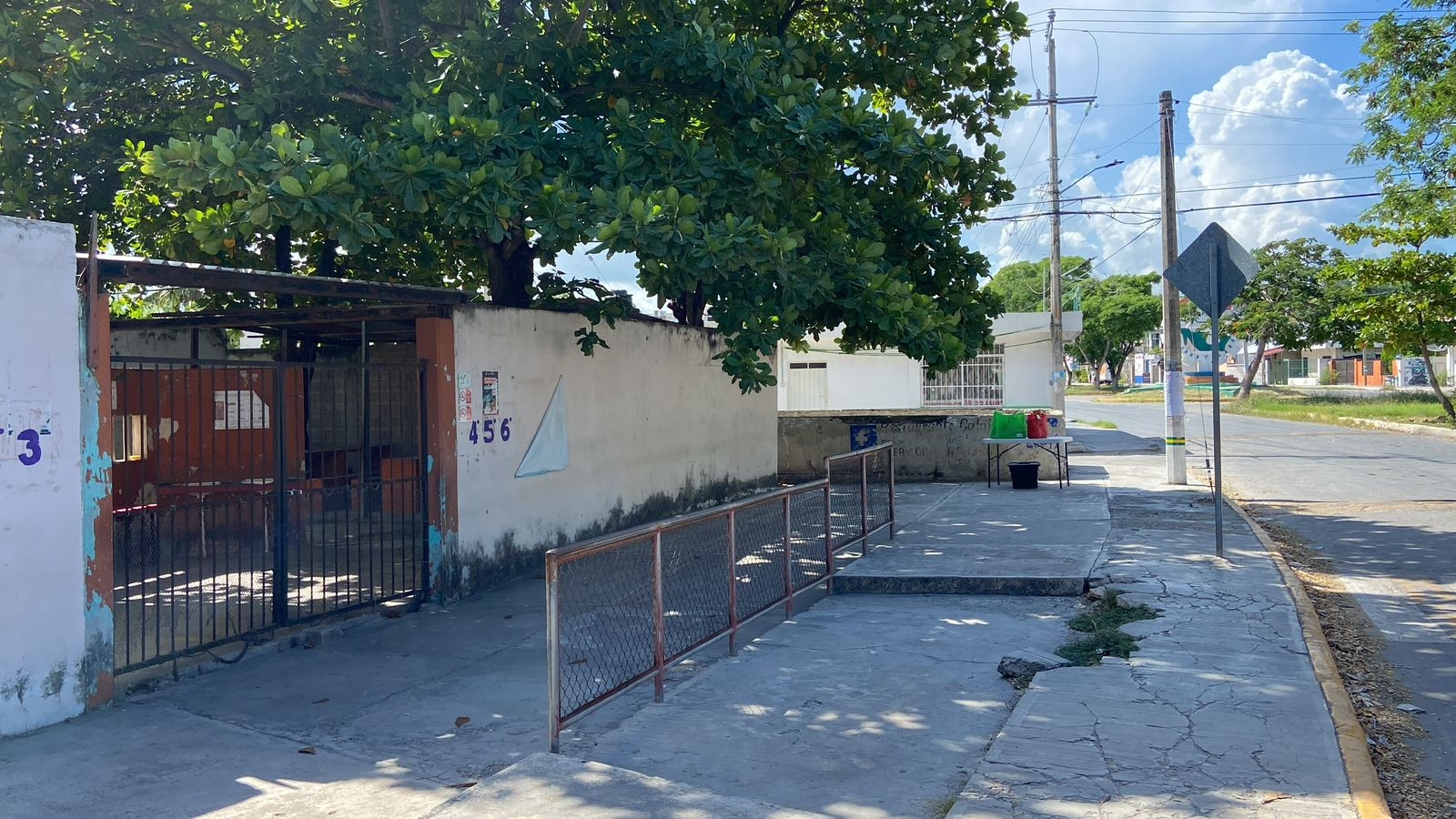 Policías de Campeche vigilan 'de lejitos' las escuelas ante constantes robos
