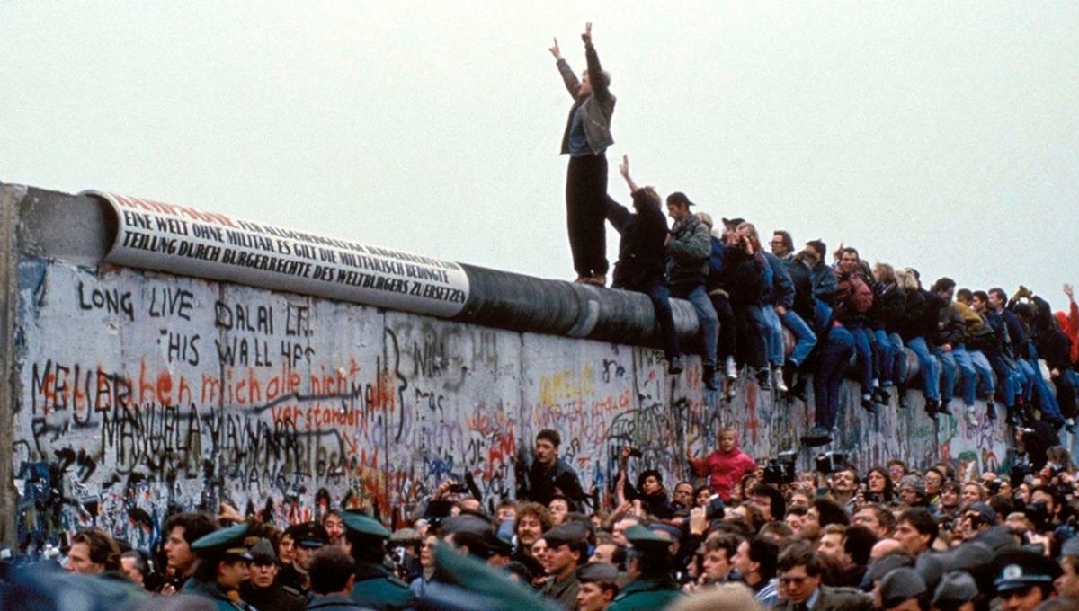 El 9 de noviembre de 1989, los alemanes derribaroin el Muro de Berlín y pusieron fin a casi 30 años de un símbolo desagradale de la Guerra Fría 2