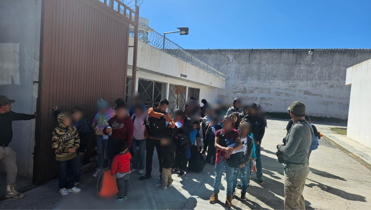 Rescatan a 123 migrantes encerrados en la caja de un tráiler en San Luis Potosí