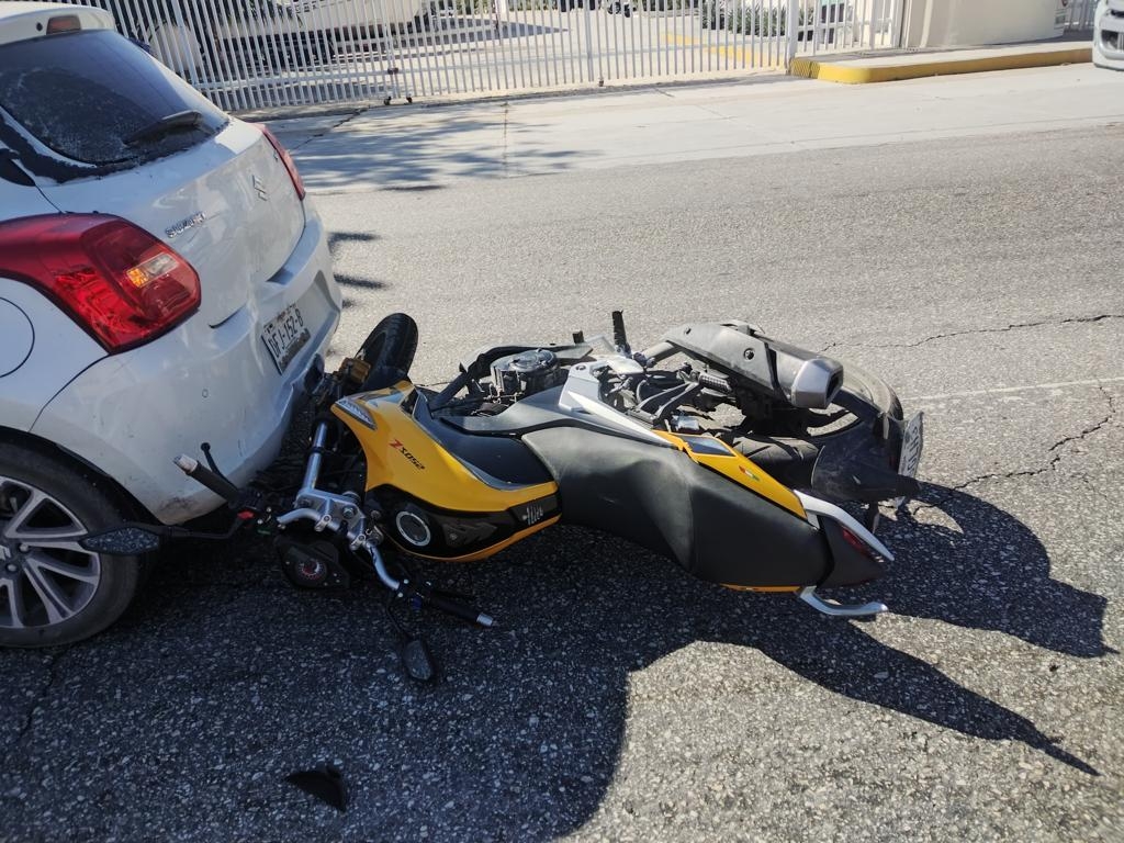Motociclista se estrella contra la cajuela de un auto en Ciudad del Carmen