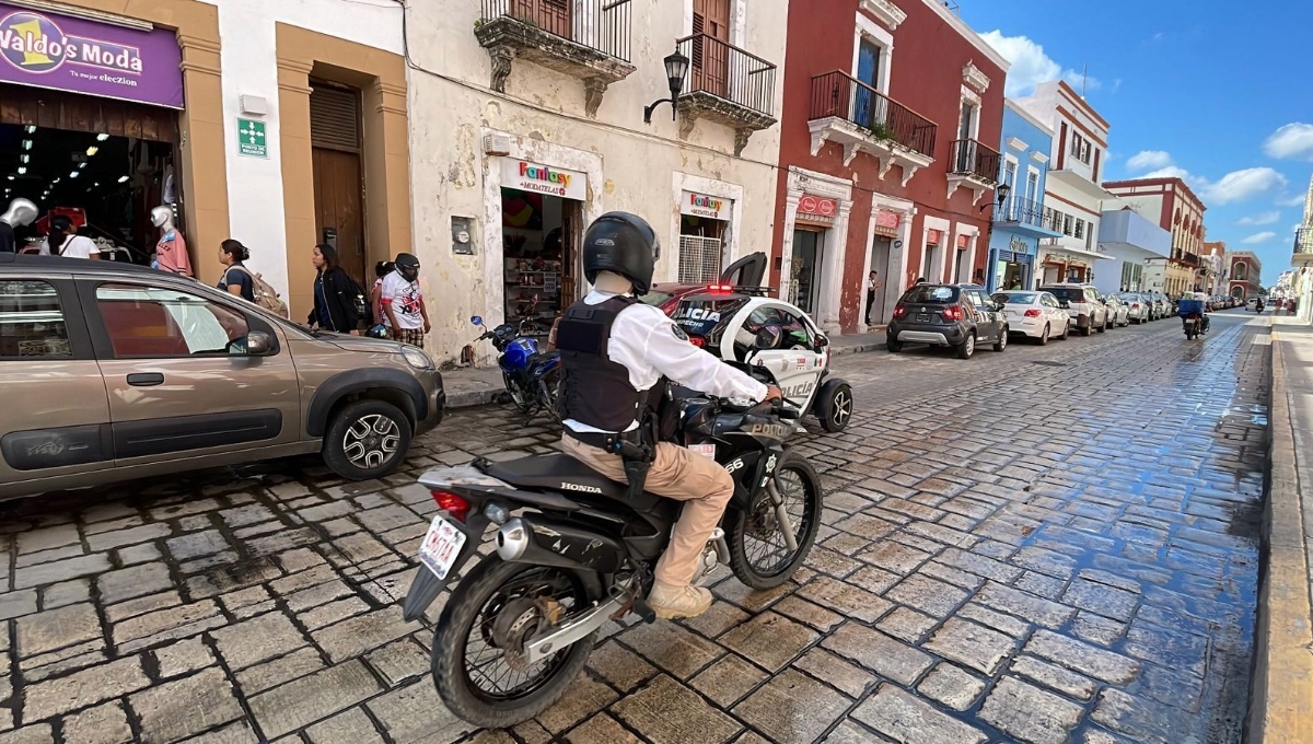 Pareja de motociclistas derrapa en pleno Centro Histórico de Campeche