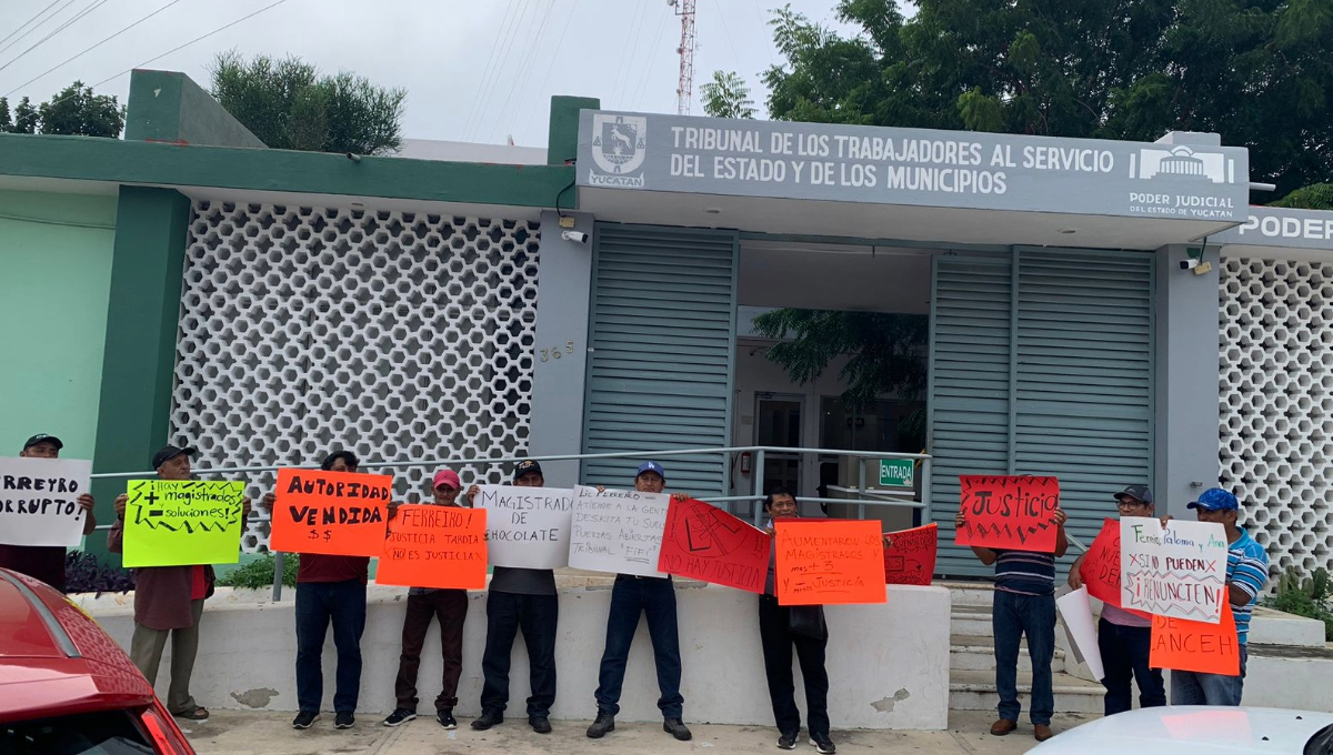 Trabajadores de Yucatán manifiestan inconformidad contra el Presidente del Tribunal