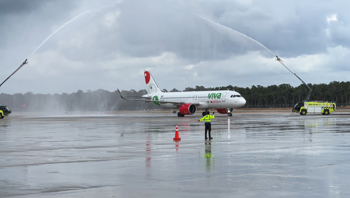 El avión fue recibido en la pista con el tradicional saludo de agua

