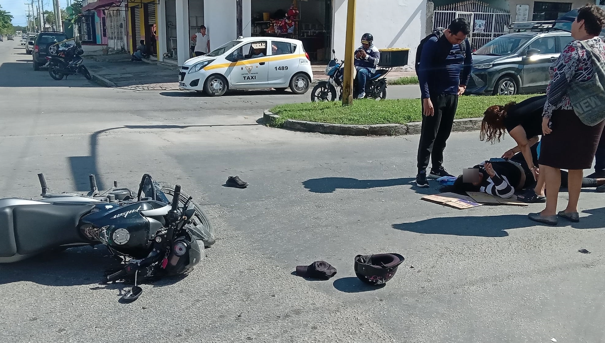 Motociclista se impacta contra una camioneta en Chetumal