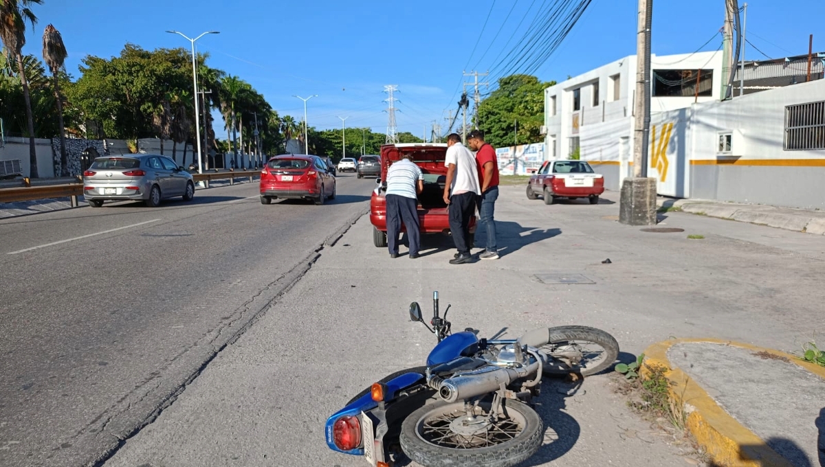 Taxista de Campeche arrolla a un par de motociclistas en Ciudad del Carmen