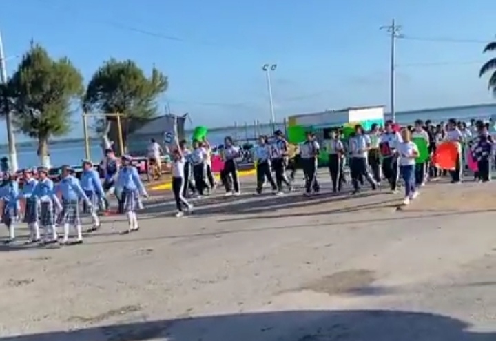 Alumnos de Sabancuy, Campeche, marchan por el Día Mundial de la Lucha contra el Sida