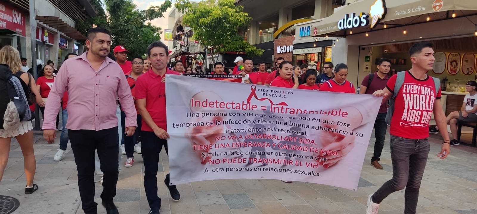 Activistas sociales marcharcharon en Playa del Carmen para sensibilizar sobre el VIH