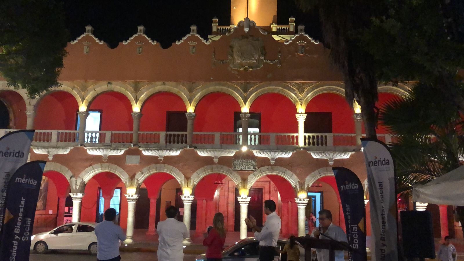 El Palacio Municipal de Mérida se iluminó de rojo por el Iluminan de rojo el Día Mundial de la Lucha contra el Sida