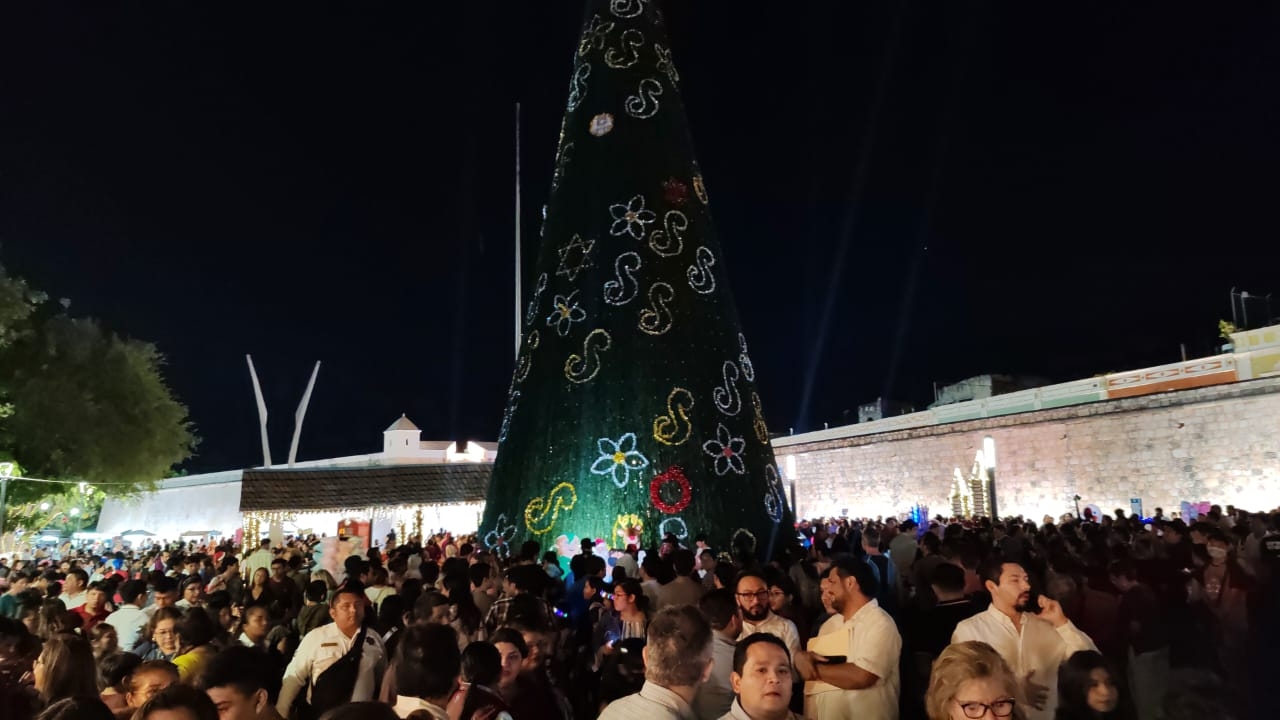 Llega la Navidad a Campeche con el encendido del árbol en la Plaza de la República: EN VIVO