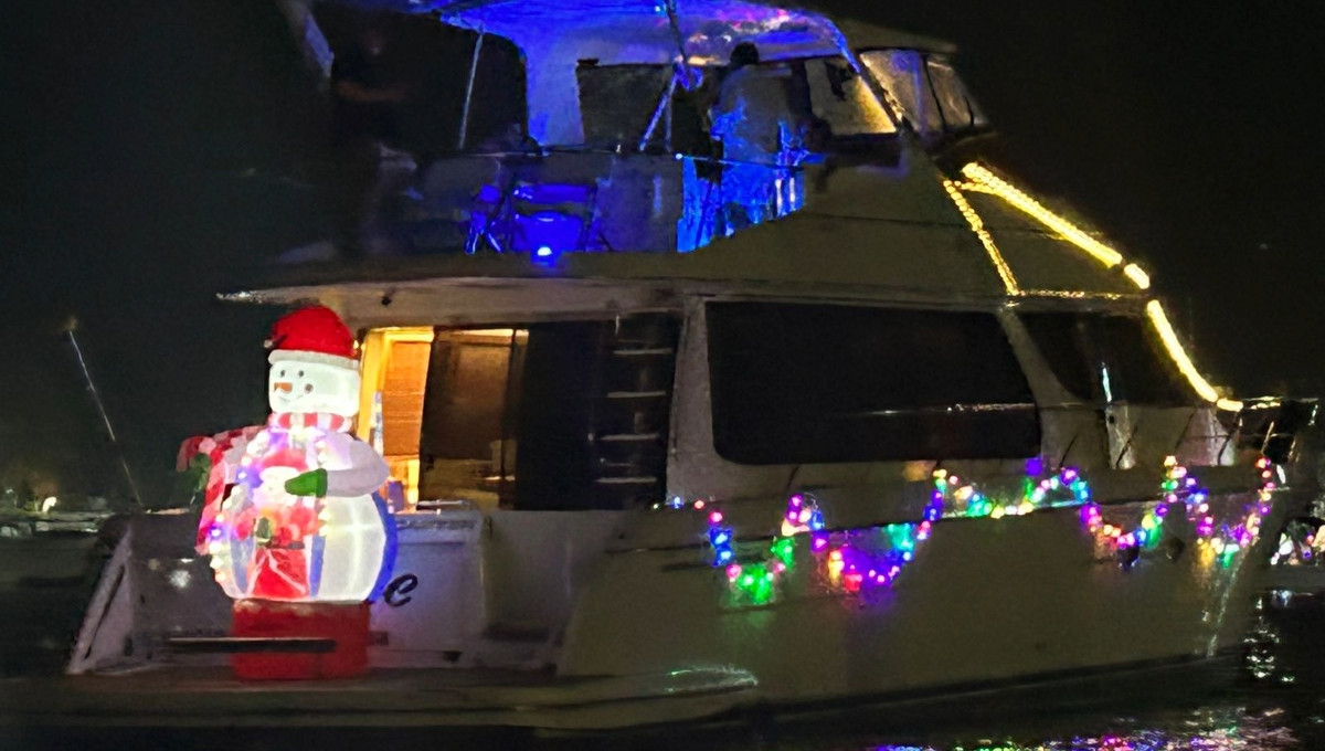 En Yucalpetén, más de 50 veleros iluminan el puerto de abrigo con luces navideñas