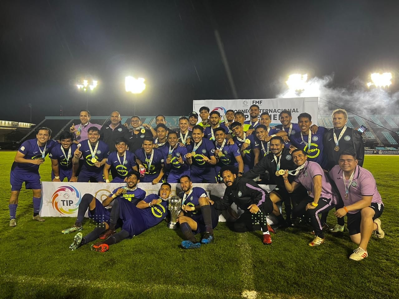 Racing FC de Veracruz levanta la copa en el Torneo Internacional Premier Cancún 2023
