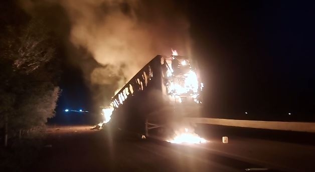 Tráiler se incendia en la vía Campeche-Mérida