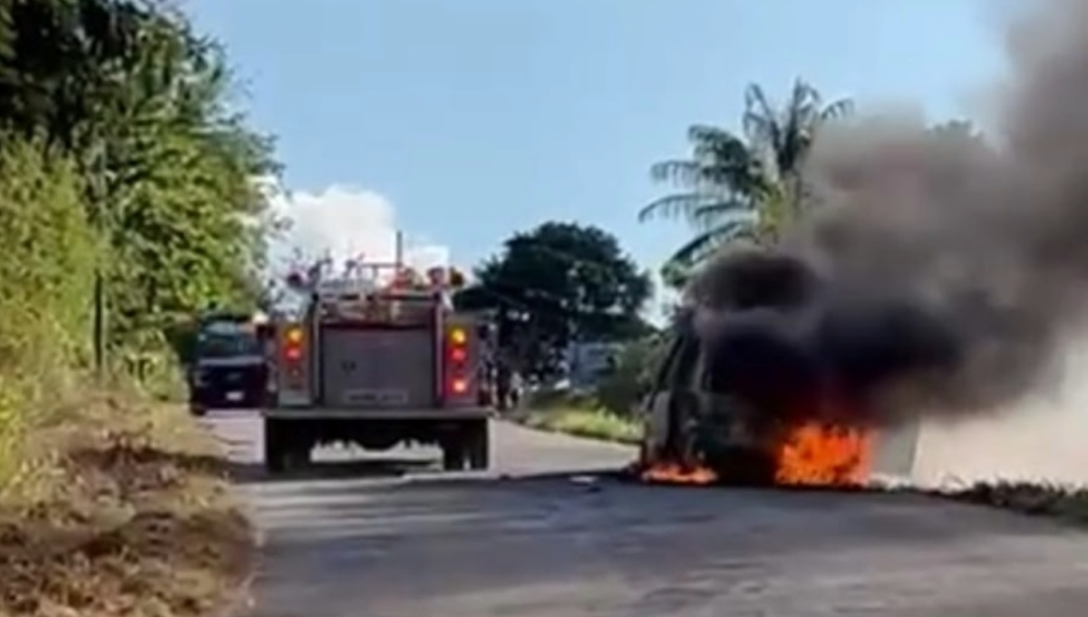 Camioneta cargada con carbón se incendia en Kanasín