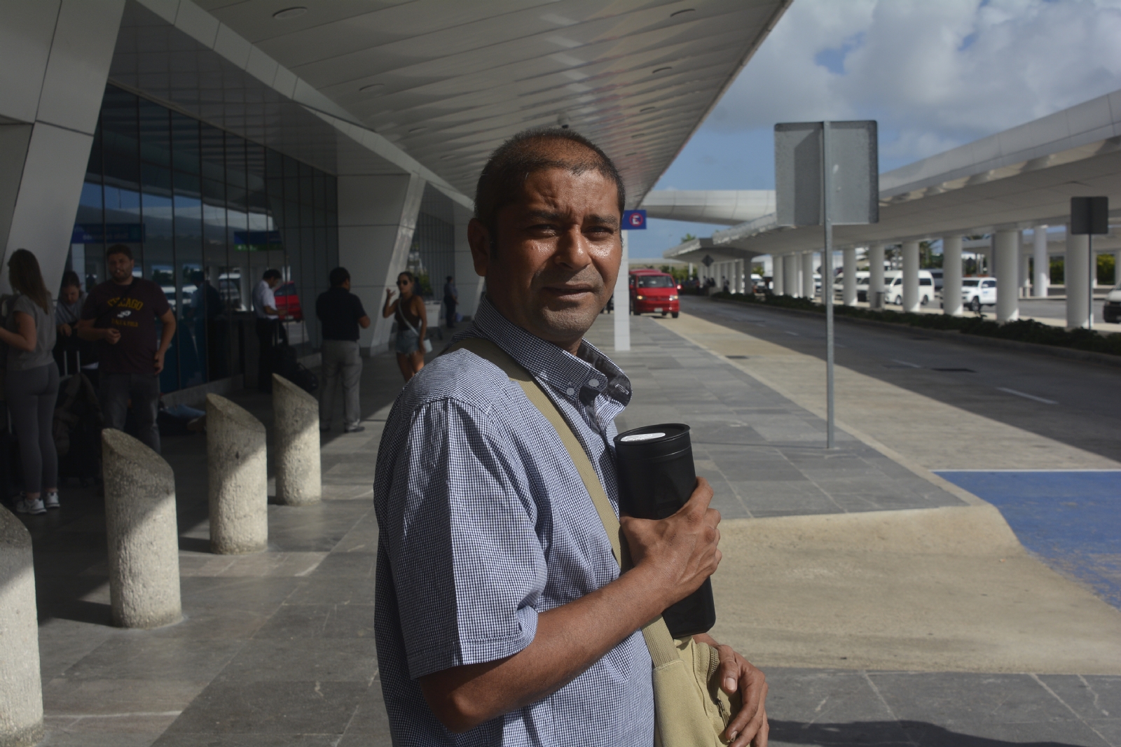 Cristóbal Cruz, el “jalador” que sueña con trabajar en el aeropuerto de Tulum