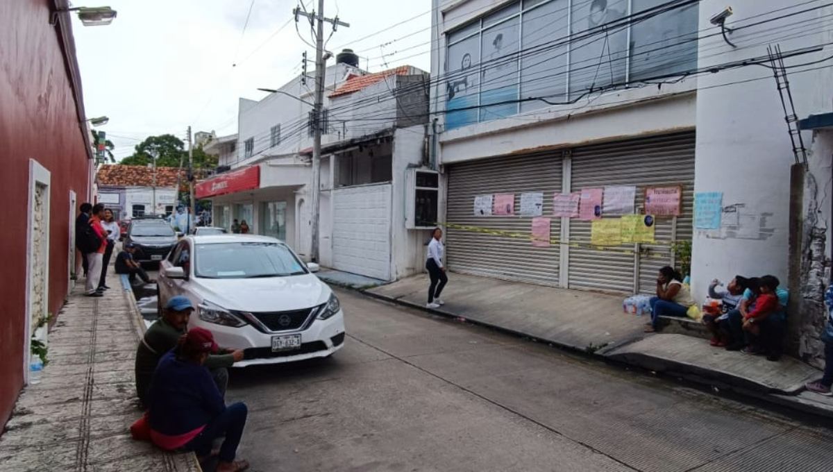 Trabajadores bloquean la Junta de Conciliación en Ciudad del Carmen: EN VIVO