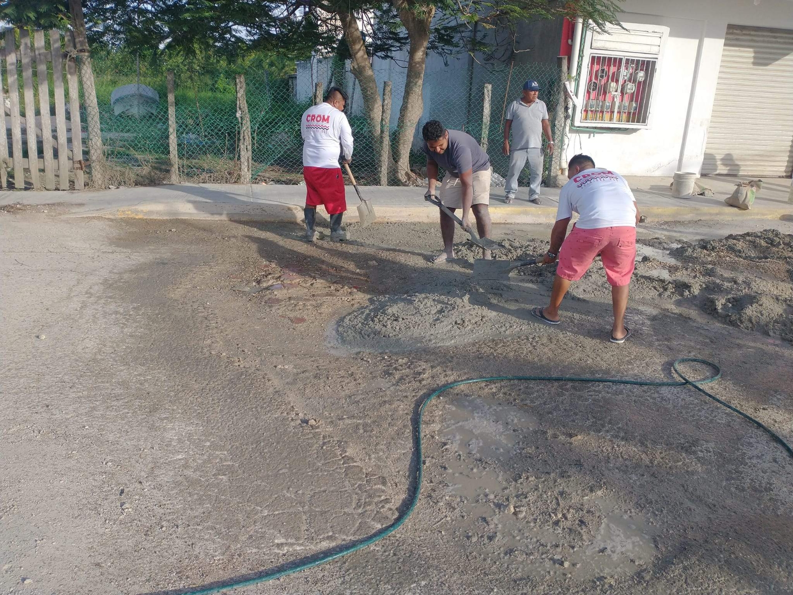 Mototaxistas tapan baches con cemento en Chiquila, Quintana Roo
