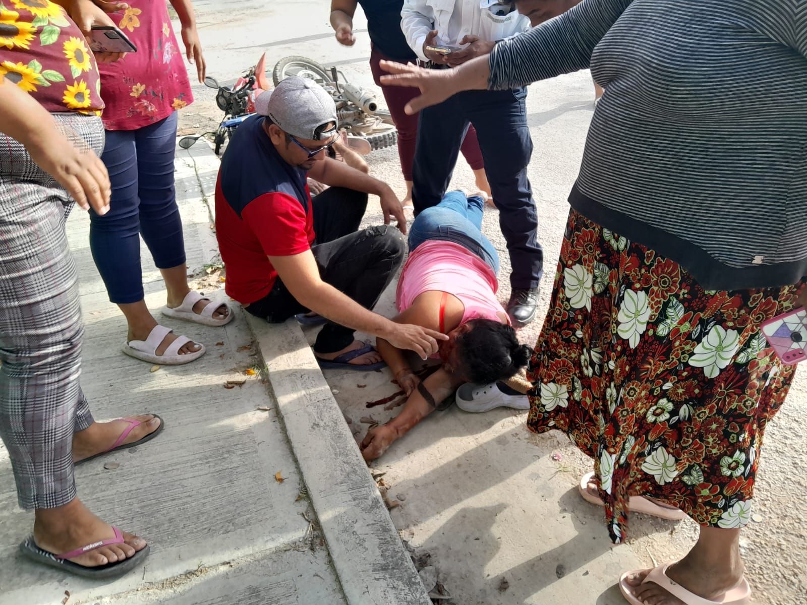 Conductor se vuela el alto y lesiona a motociclistas en Escárcega, Campeche