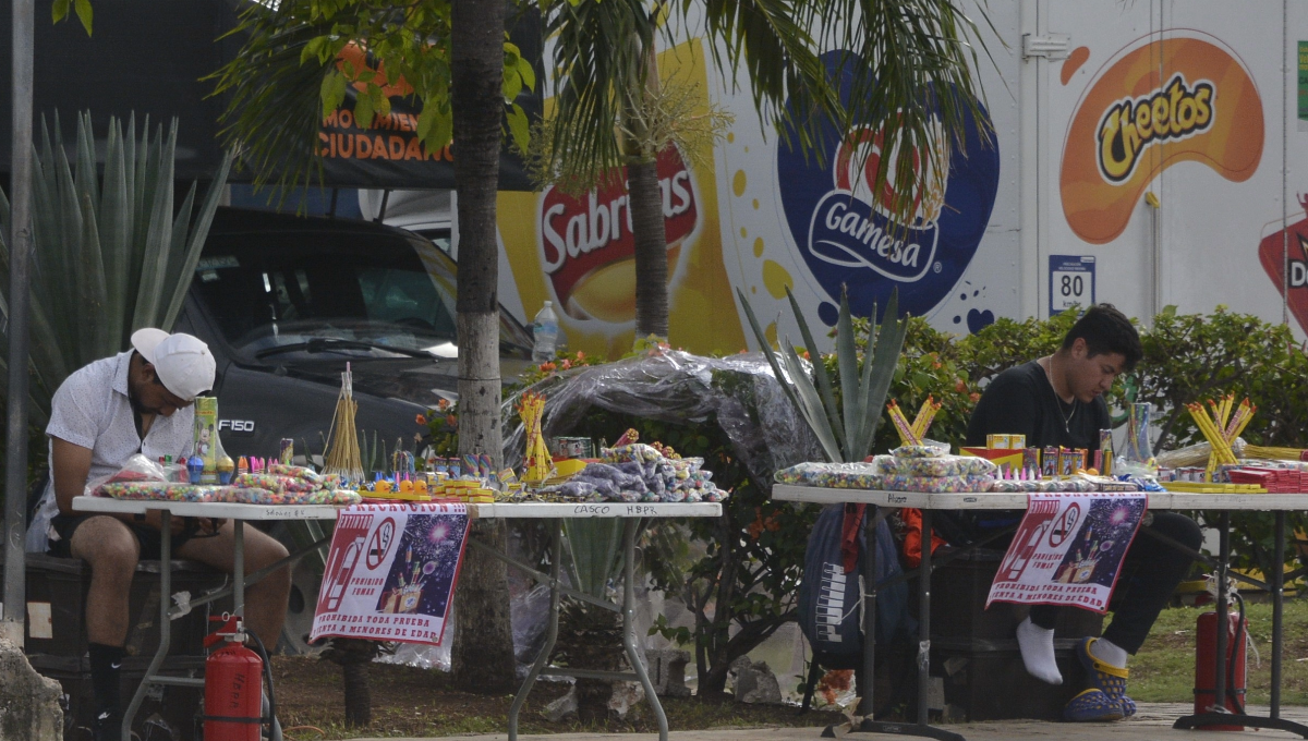 Ayuntamiento de Cancún niega que haya venta de pirotecnia, pero las calles dicen lo contrario