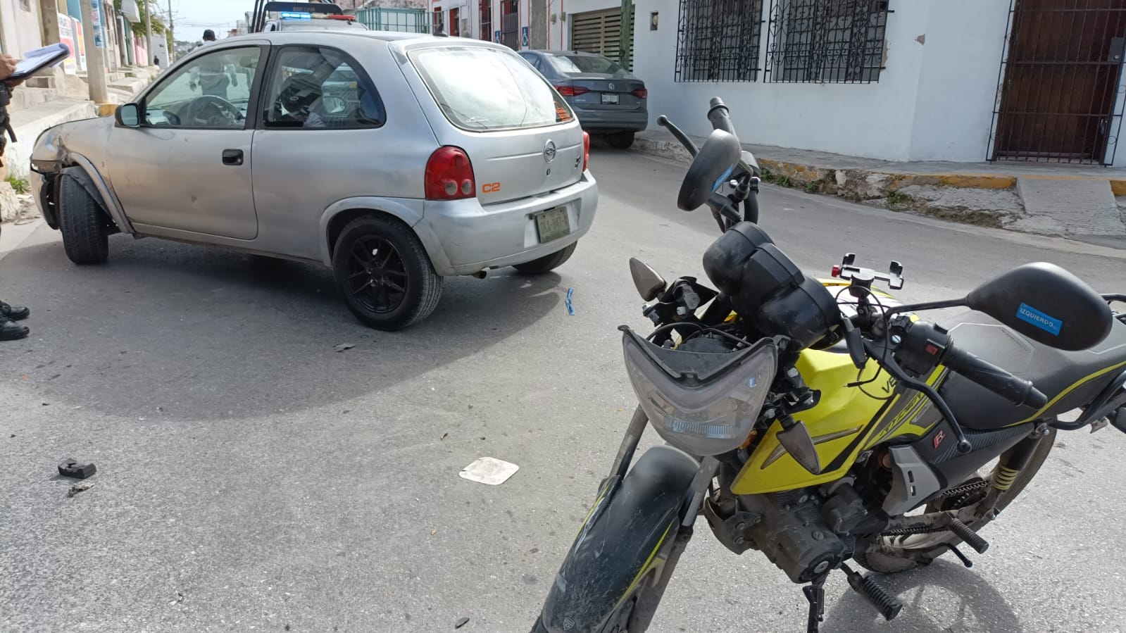 Motociclista termina hospitalizado tras chocar con un automóvil que se pasó el alto en Campeche