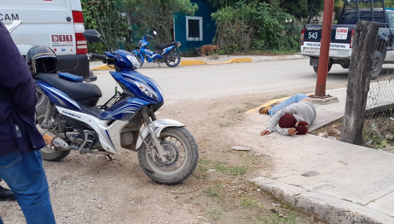 Mujer resulta lesionada al derrapar en su motocicleta en Escárcega, Campeche