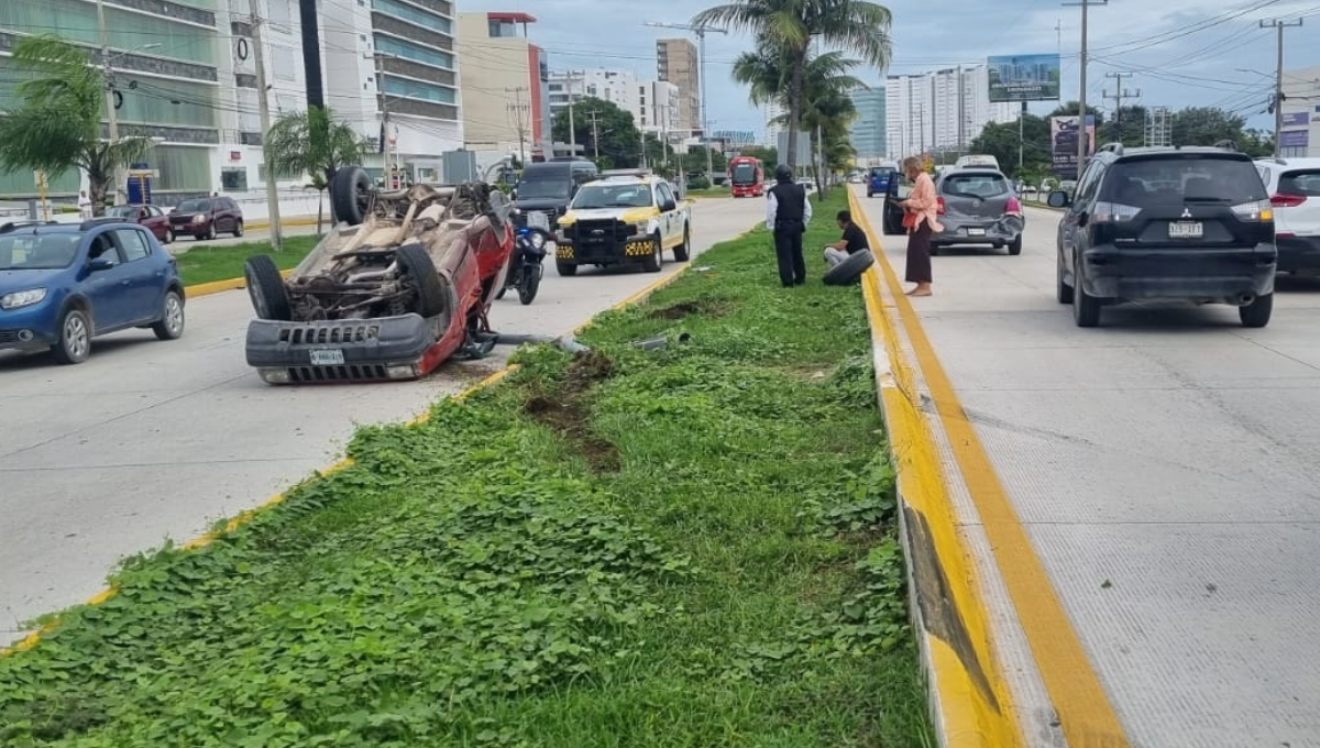 Vuelca camioneta sobre boulevard Luis Donaldo Colosio en Cancún