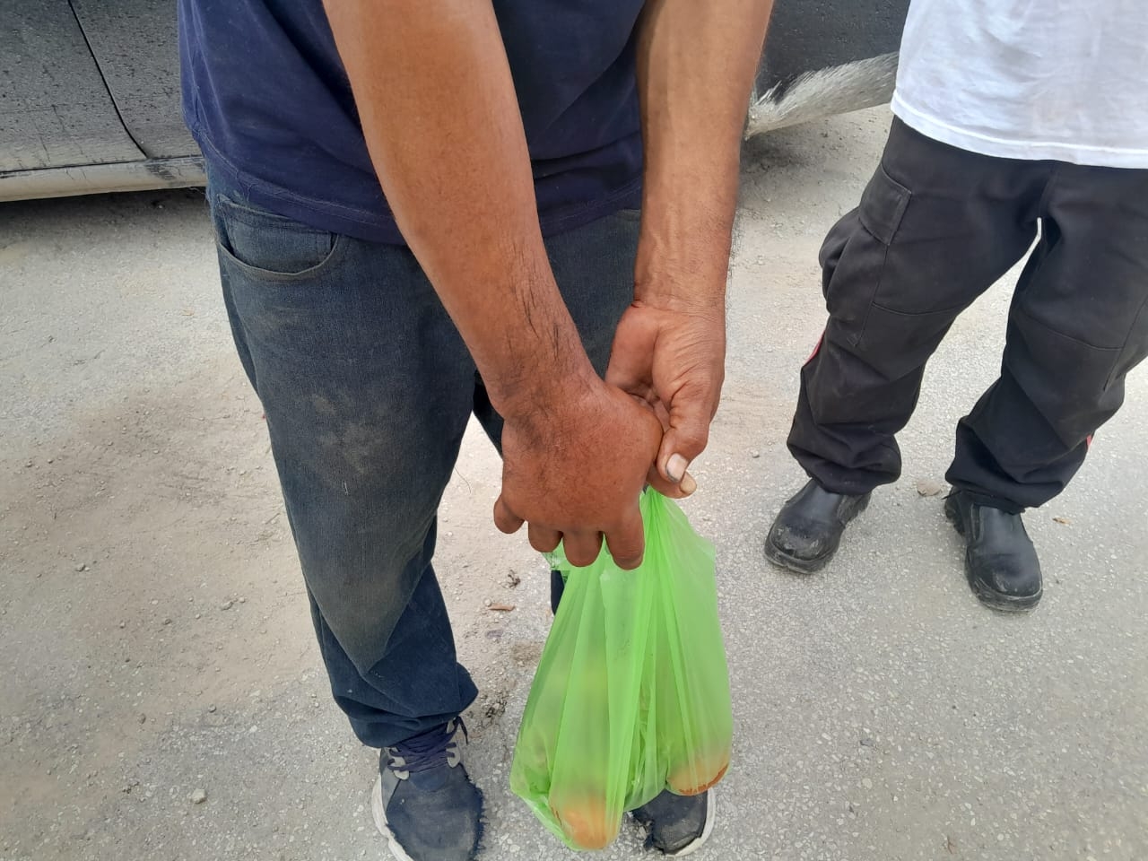Hombre cae mientras caminaba y se fractura el brazo en Escárcega, Campeche