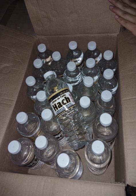 FGE Campeche decomisa más de 500 botellas de licor de caña durante dos cateos en Calkiní
