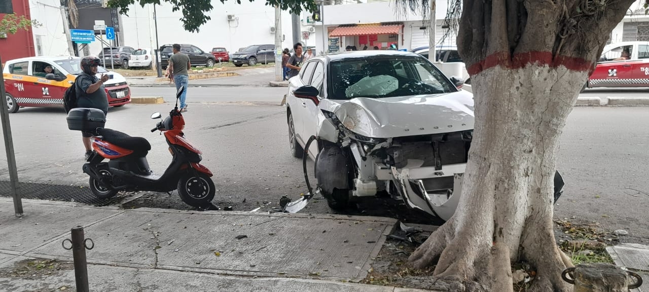 Conductor ebrio destroza su camioneta al chocar con un árbol en Campeche
