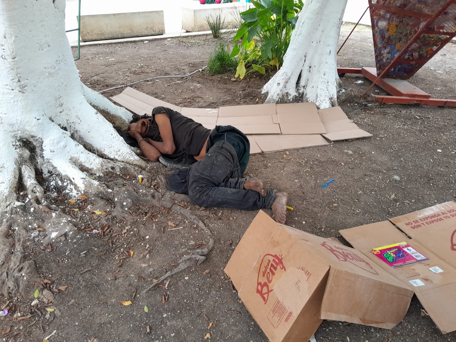 En Escárcega, Campeche, indigente convierte parque infantil en su hogar