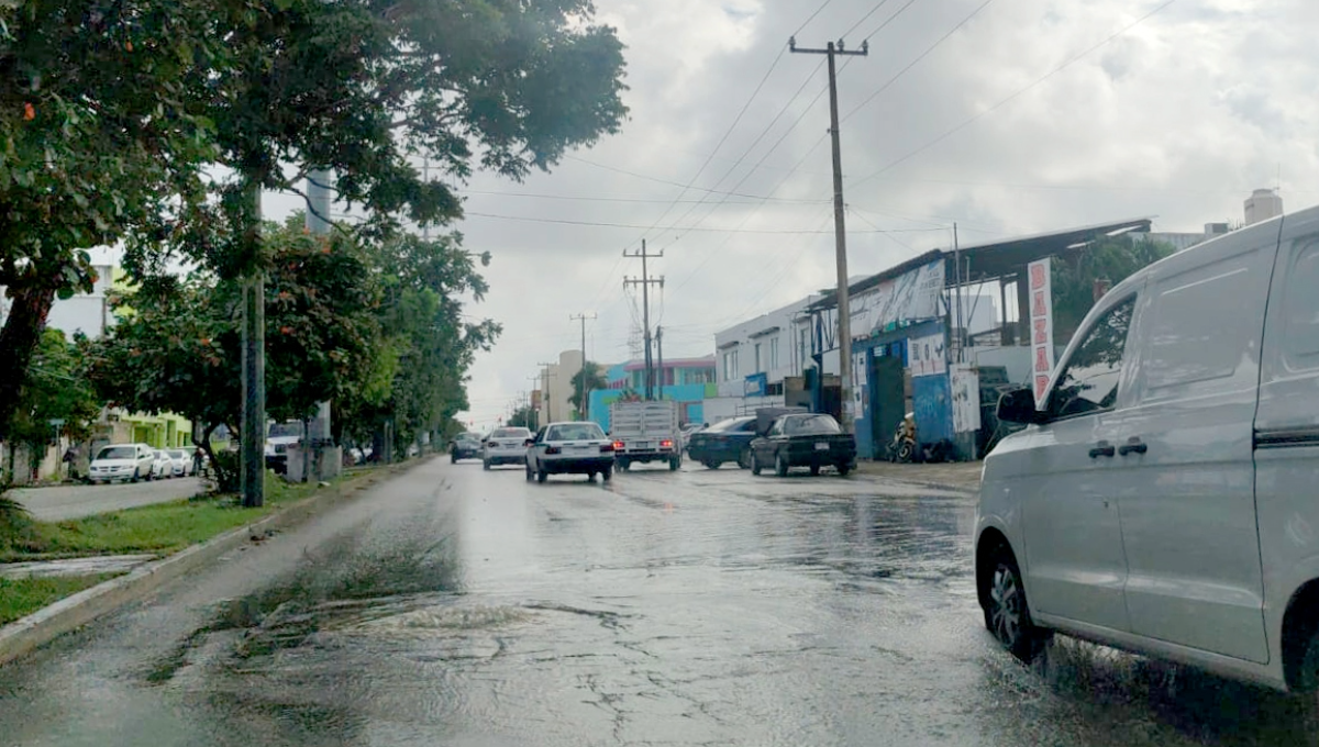 La intersección de la avenida Nichupté con calle 24, del fraccionamiento San Miguel, rebosa de aguas negras; los olores fétidos llegan hasta los comercios.