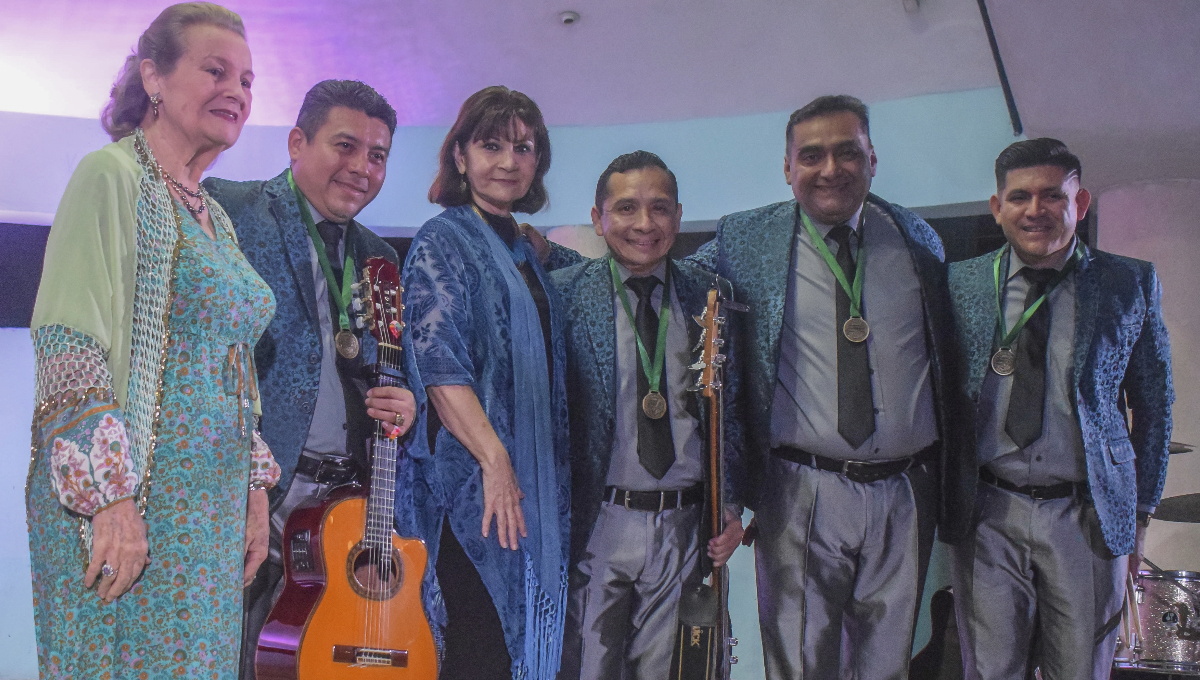 Premian al Trío Trovanova con una Medalla Museo de la Canción Yucateca en Mérida