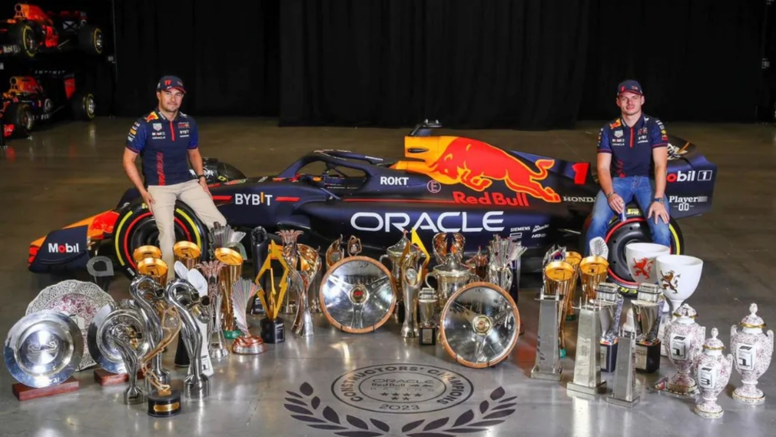 Checo Pérez y Max Verstappen presumen sus trofeos del campeonato de la F1