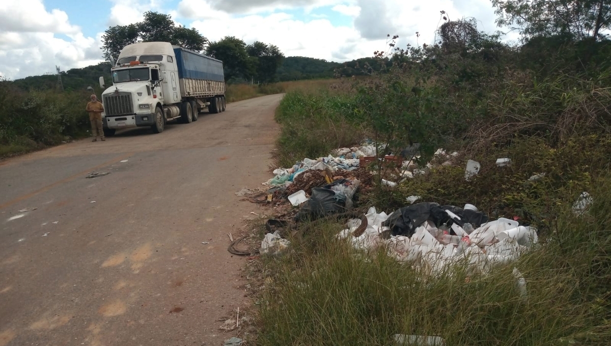 Campeche: Basureros clandestinos 'manchan' la vía a la zona arqueológica Kinich Ahau de Tenabo