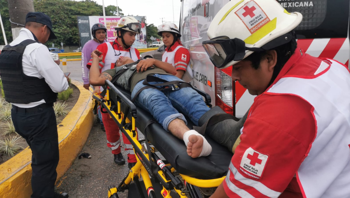 Motociclista se fractura al estrellarse contra una camioneta en Ciudad del Carmen
