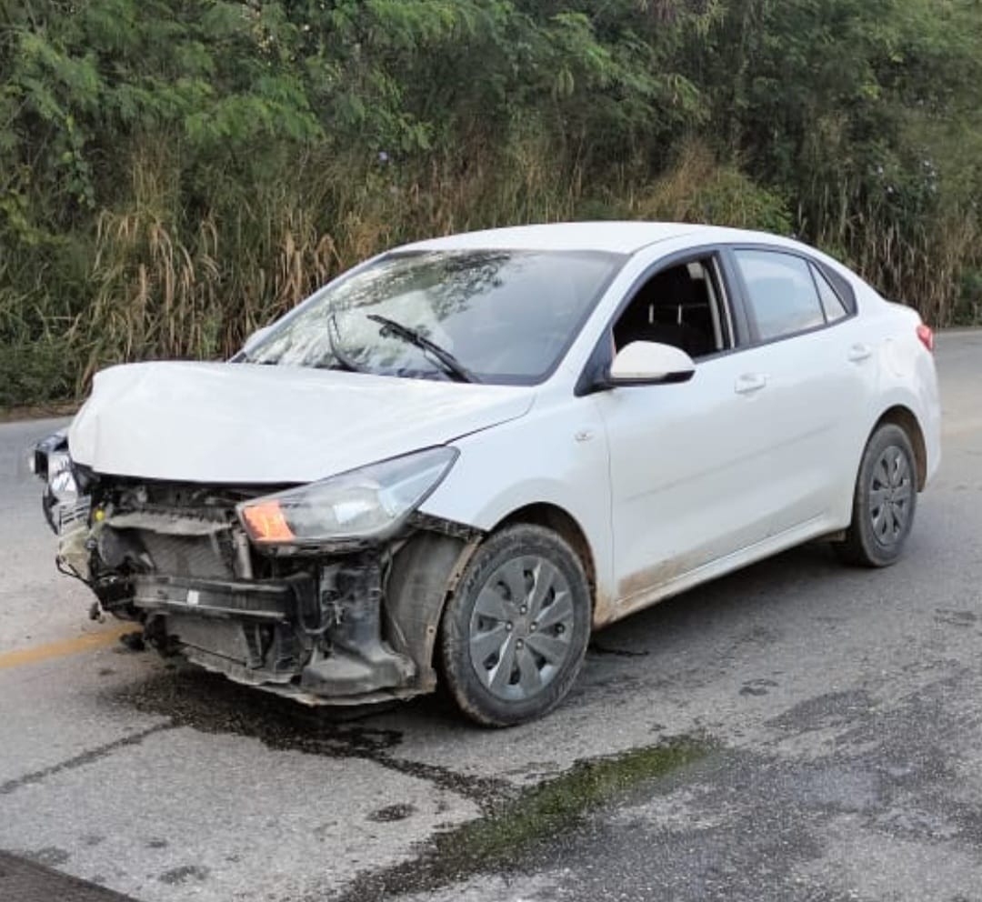 Abandonan un automóvil tras chocarlo en la vía Campeche-Edzná