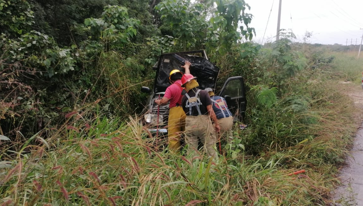 Volcadura de una camioneta deja tres hombres lesionados en Escárcega