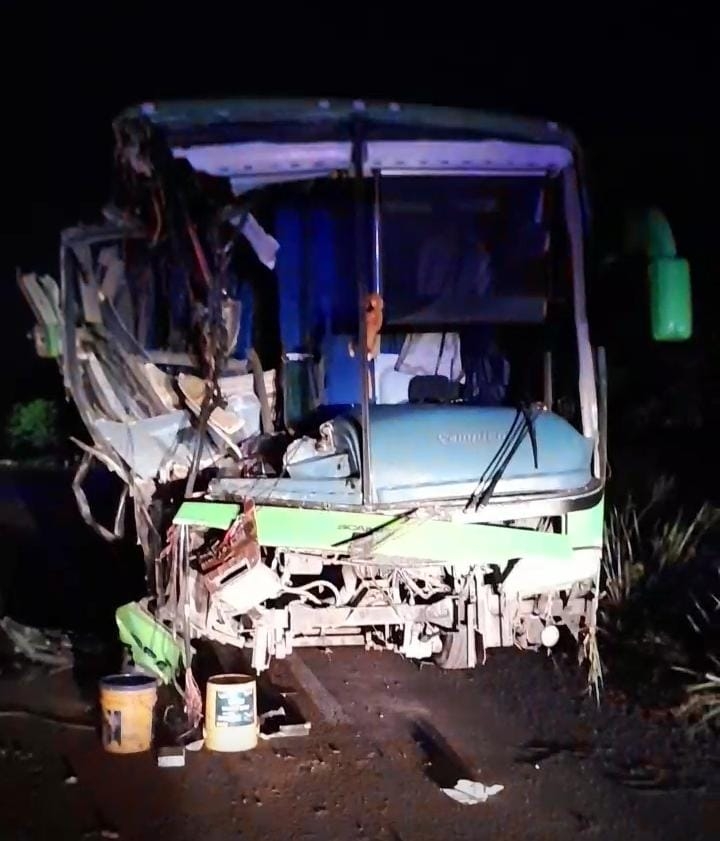 Choca camión de pasajeros en Calakmul, Campeche; hay ocho lesionados