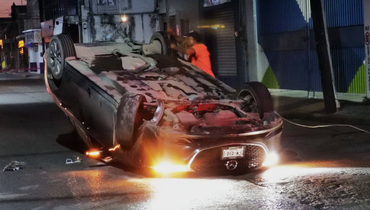 Conductor ebrio vuelca con su auto al chocar contra un semáforo e Ciudad del Carmen